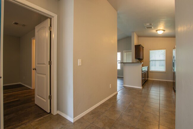 Building Photo - Beautiful 3 Bed 2 Bath Home in Moore School District!