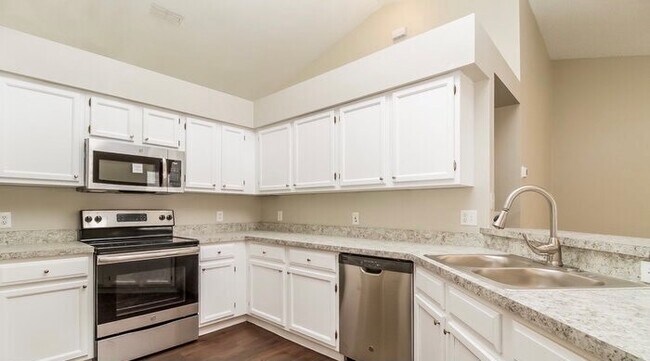 Building Photo - 1533 Oakwood Ct