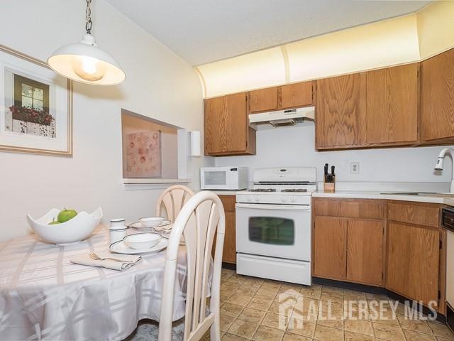 Foto del edificio - 395 Lancaster Ct