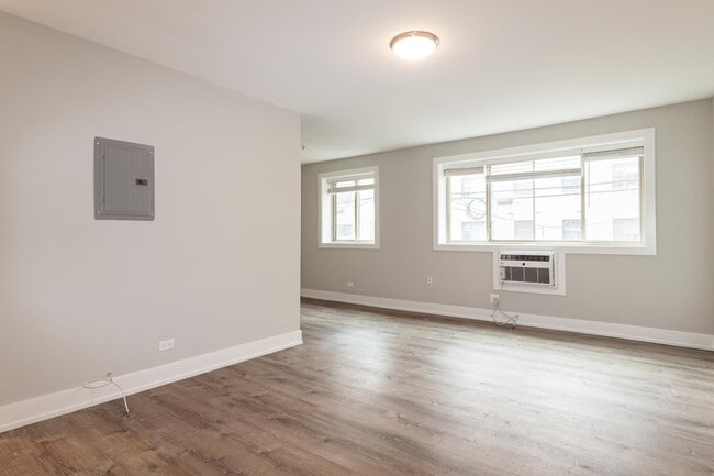 Building Photo - 546 W Surf St