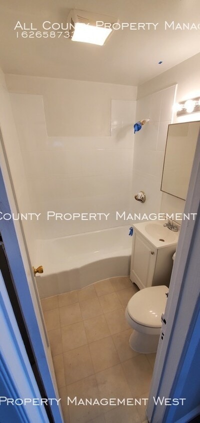 Primary Photo - 2 bedroom 1 bath duplex for rent.