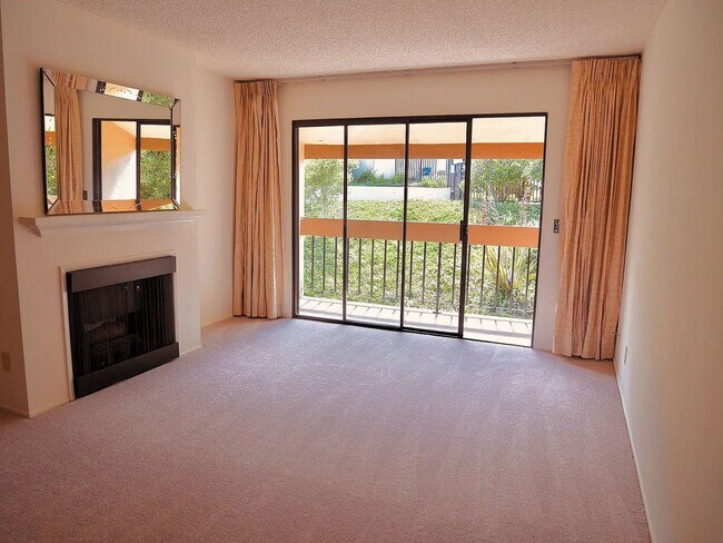 Foto del edificio - Golden Oaks 2 bedroom condo. Sweeping bay views. Rarely available..