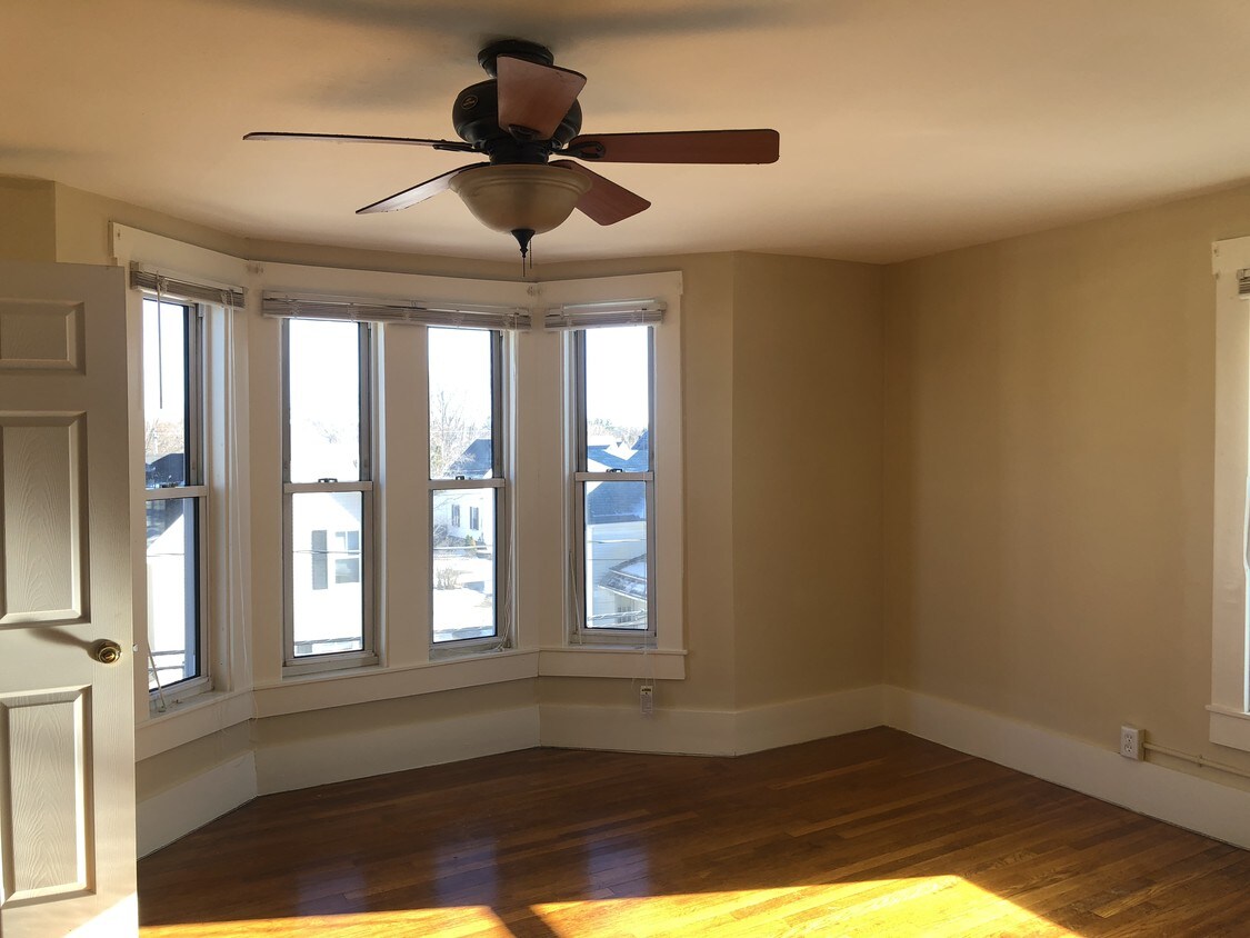 236 Jewett St Unit 3rd Floor, Manchester, NH 03103 Apartment for Rent