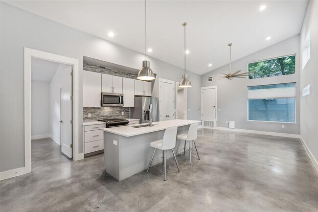 Building Photo - 505 W Odell St