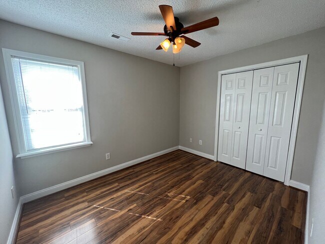 Foto del edificio - Available July! Just Minutes from USGC Base!