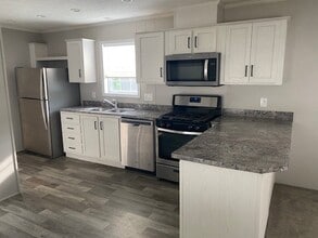 Building Photo - 10 Bradley Ln