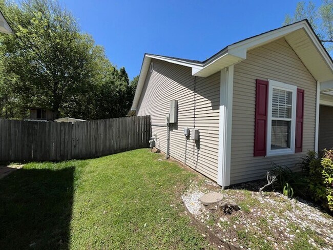 Building Photo - Nice Benton 3 bedroom 2 bathroom house.