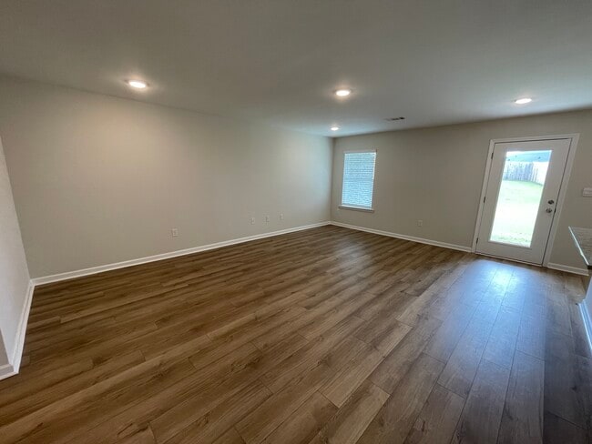 Building Photo - 571 Ridgeland Rd