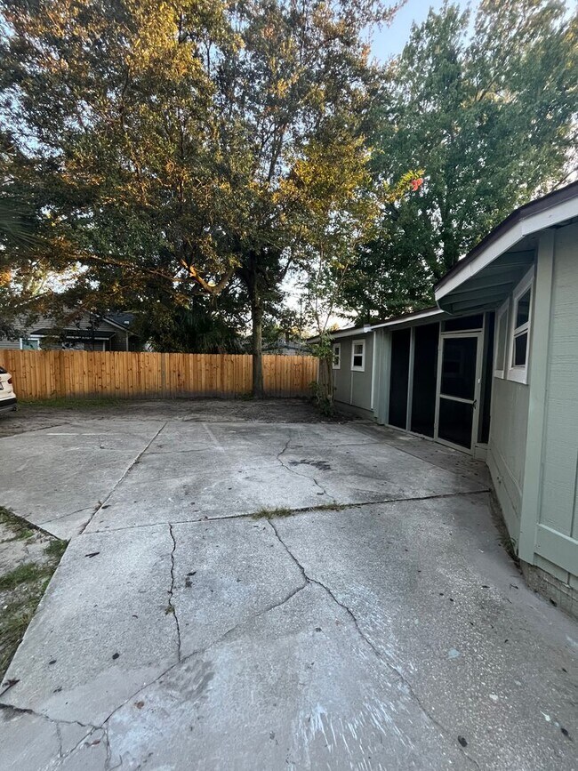 Building Photo - Very unique layout!!