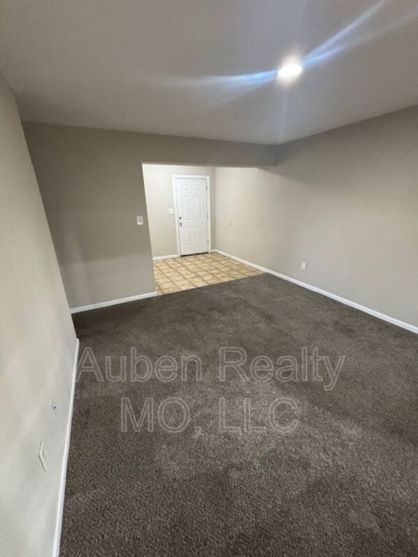 Foto del edificio - 8738 Thompson Ave