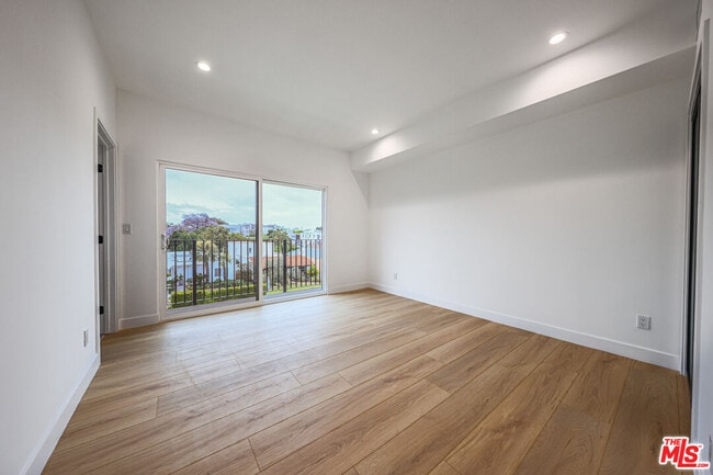 Foto del edificio - 1525 S Carmelina Ave