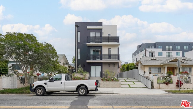 Building Photo - 532-534 N Wilton Pl