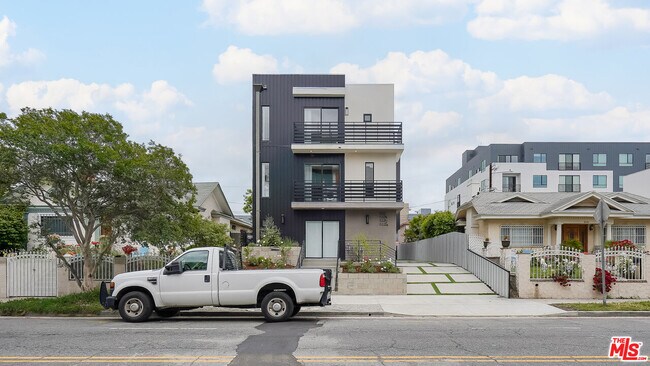 Foto del edificio - 532-534 N Wilton Pl