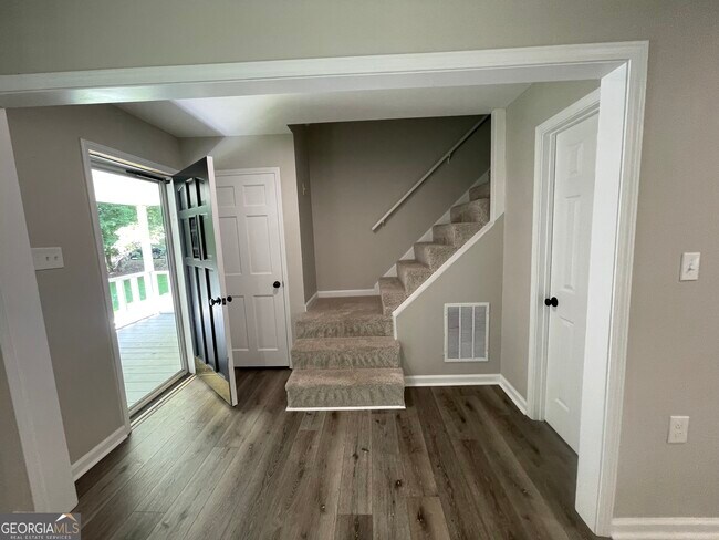 Foto del edificio - 160 Shoal Creek Rd