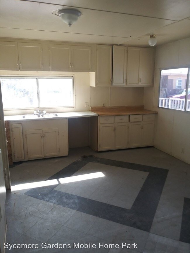 Building Photo - 801 Schipper St
