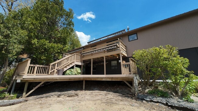 Building Photo - Beautifully remodeled 3 bedroom, 2 bathroom townhouse in South Nashua