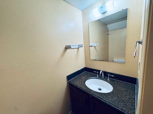 Foto del edificio - Timberlake Rd Townhouse