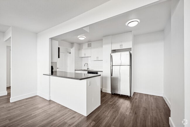 1BR, 1BA - 694SF - Kitchen - 3390 Keele St
