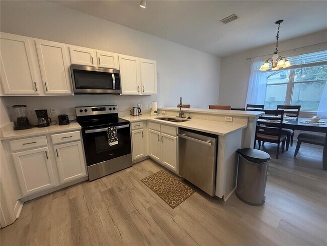 Building Photo - 1675 Royal Ridge Dr