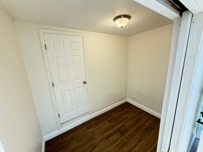 Building Photo - 2526 E Balsam Ave