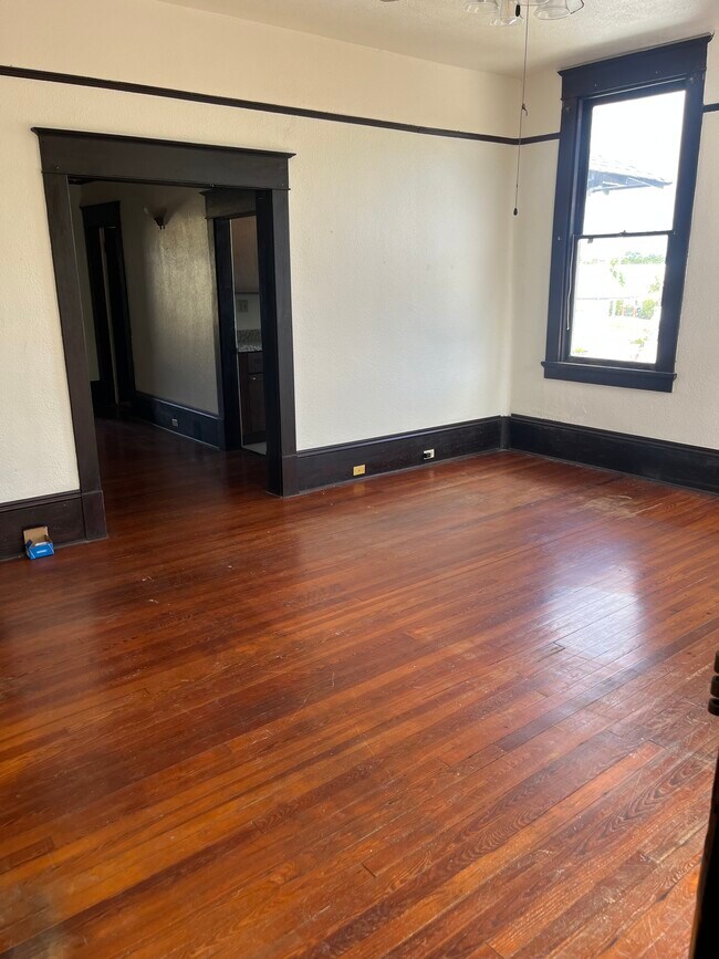 VIVIENDO - 5010 Bienville St