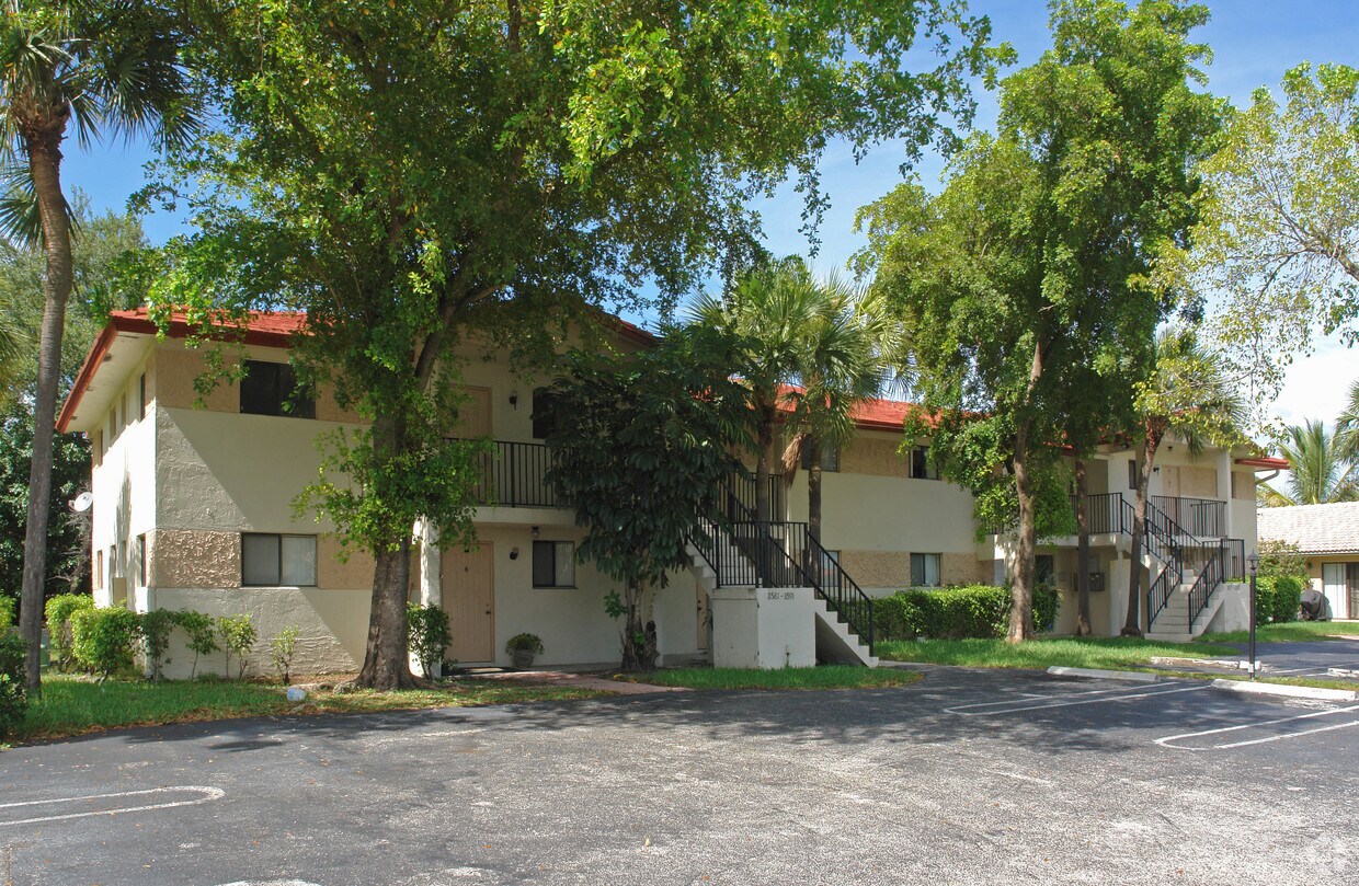Spring Manor Apartments in Coral Springs, FL