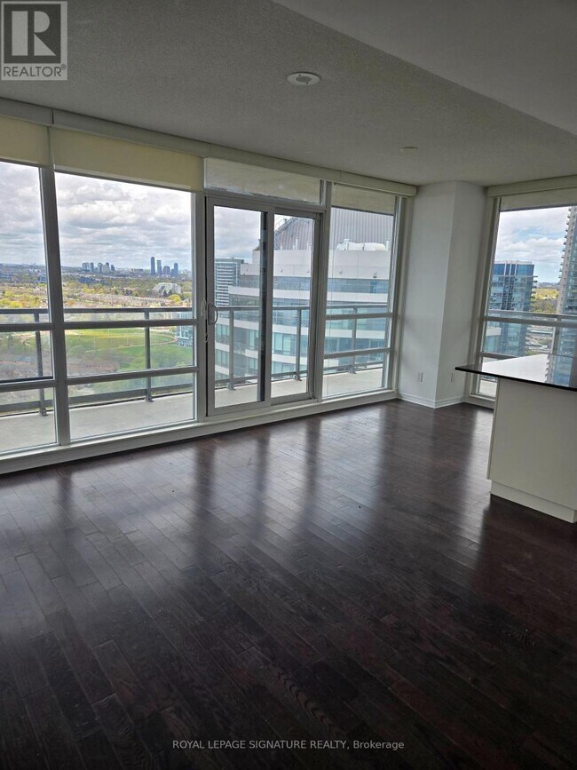 Photo du bâtiment - 2240 Lake Shore Blvd W