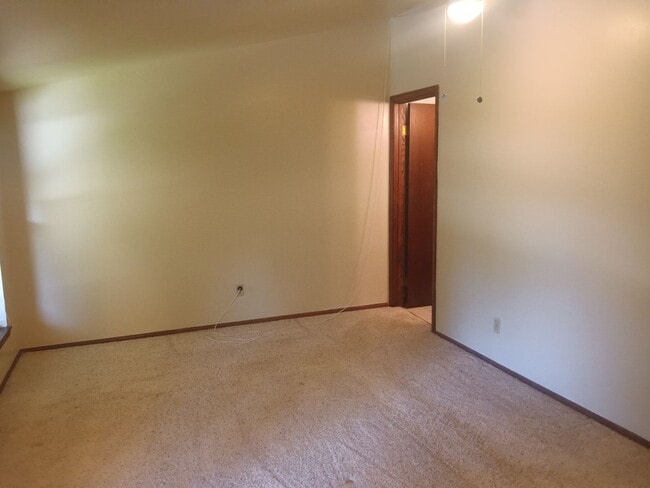 Building Photo - 2 Bedroom 1.5 bathroom condo