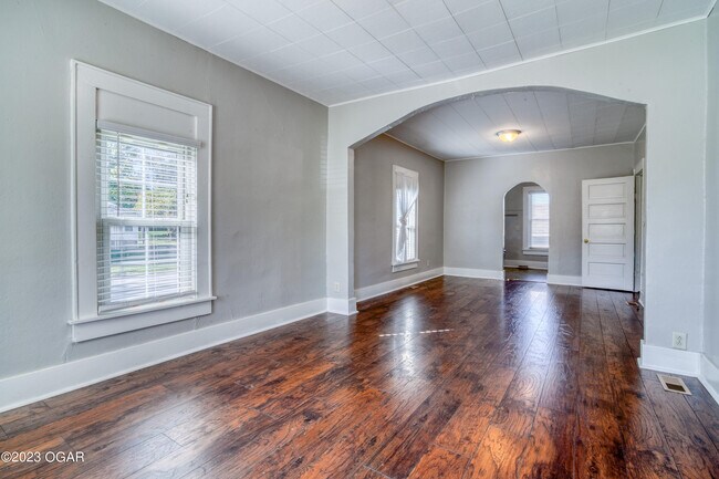 Foto del edificio - 3101 E 8th St