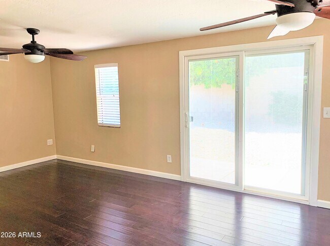 Foto del edificio - 5916 E Spring Rd