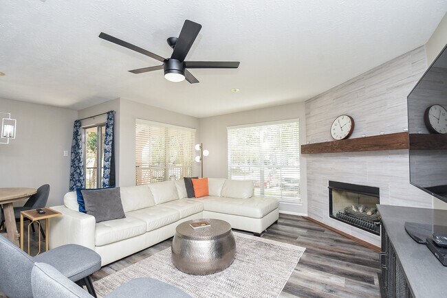 Foto del edificio - 8051 Bay Branch Dr