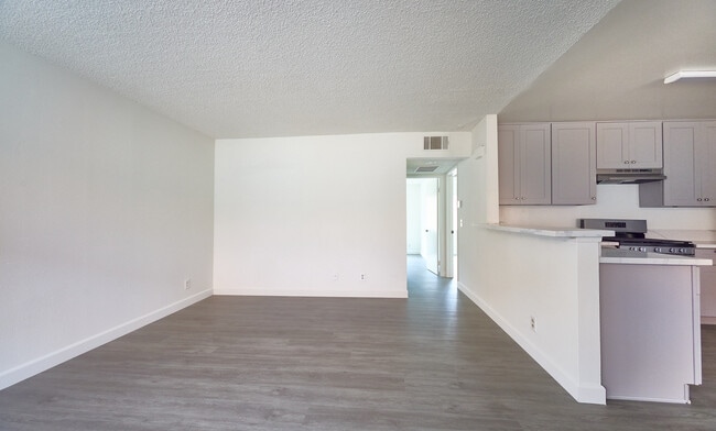 Building Photo - 4619 Rosewood Ave