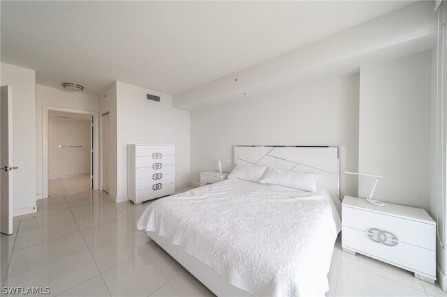 Foto del edificio - 3000 Oasis Grand Blvd