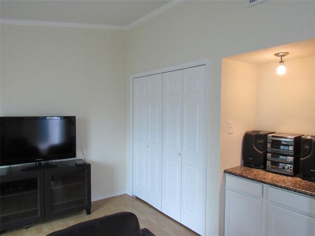 Building Photo - 2425 Augusta Dr