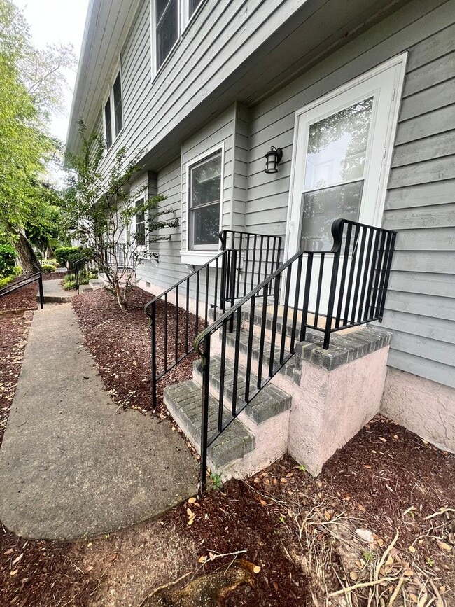 Building Photo - Downtown Condo/Townhouse with Water View