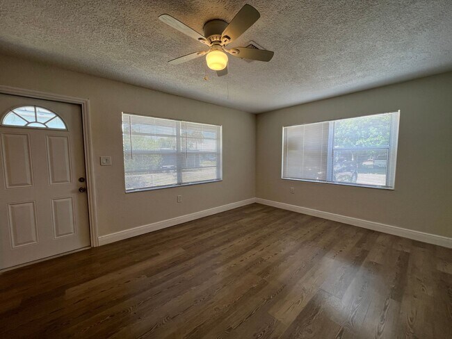 Building Photo - 3 Bedroom 1 1/2 Bath Fort Pierce