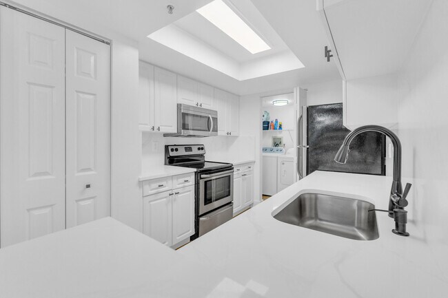 Foto del edificio - 400 Crestwood Ct N