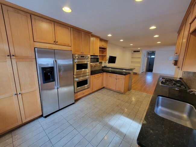 Building Photo - Stunning 3 Bed 2.5 Bath Musser Park Townhouse