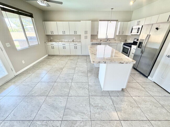 Building Photo - LIMITED TIME ONLY: $500 OFF 2ND MONTH'S RENT -MOVE IN W/IN TWO WEEKS TO TAKE ADVANTAGE of this Be...