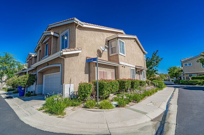 Foto del edificio - 4 Bedroom Oaklane Townhome in Santa Clarita!