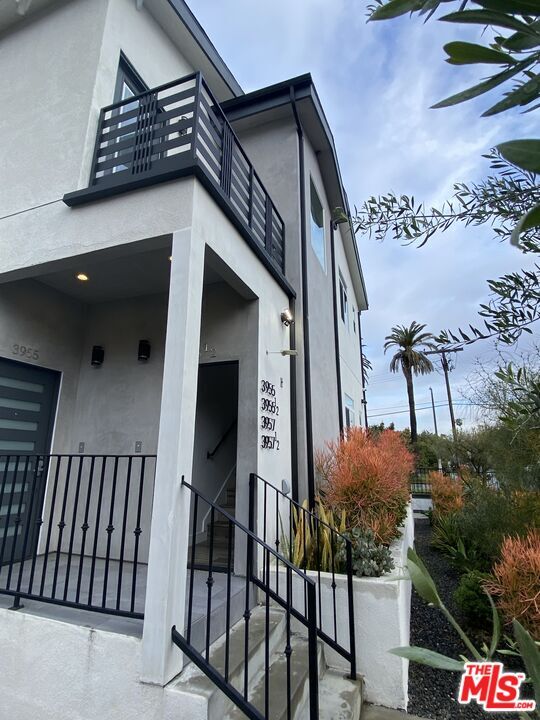 Building Photo - 3955 S Budlong Ave