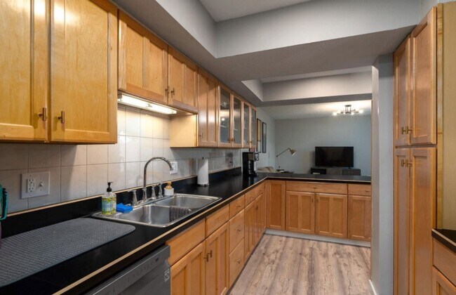 Building Photo - Remodeled 3 Bedroom Condo!
