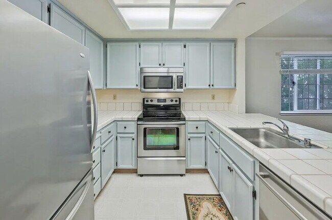 Foto del edificio - A spacious open floorplan with a living ro...