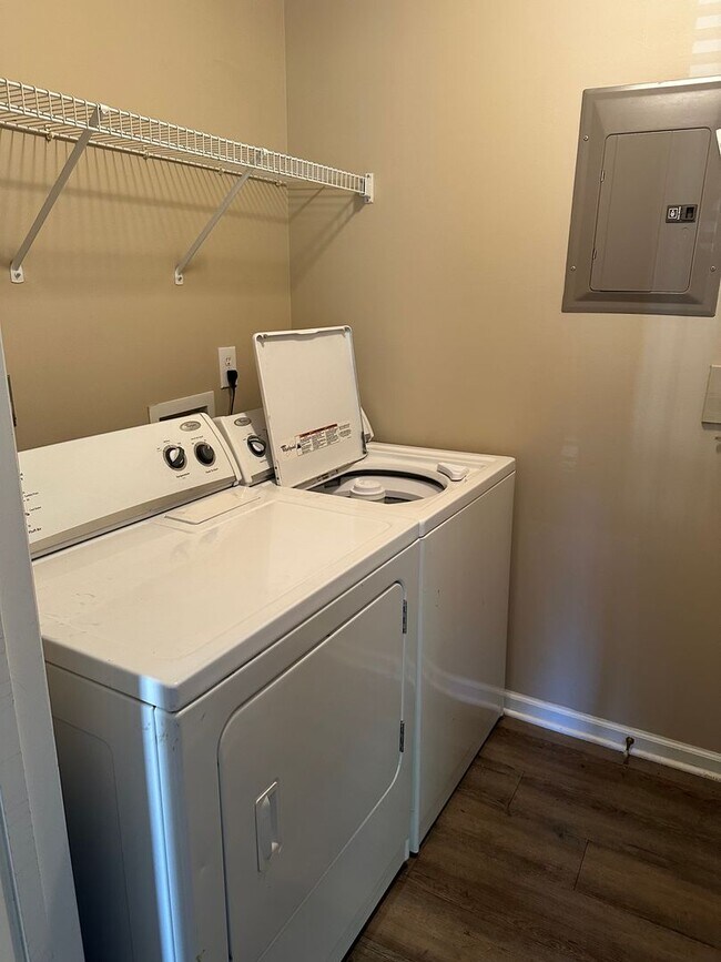 Foto del edificio - Ivy Glen Condo!