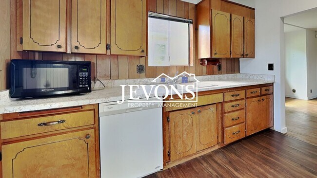 Building Photo - Charming 5-bedroom home near shopping, parks, and University of Puget Sound - Minutes from Cheney...