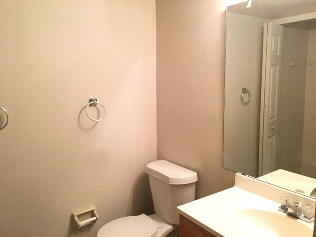 Building Photo - FOR RENT!!! BEAUTIFUL AND RECENTLY UPDATE ...