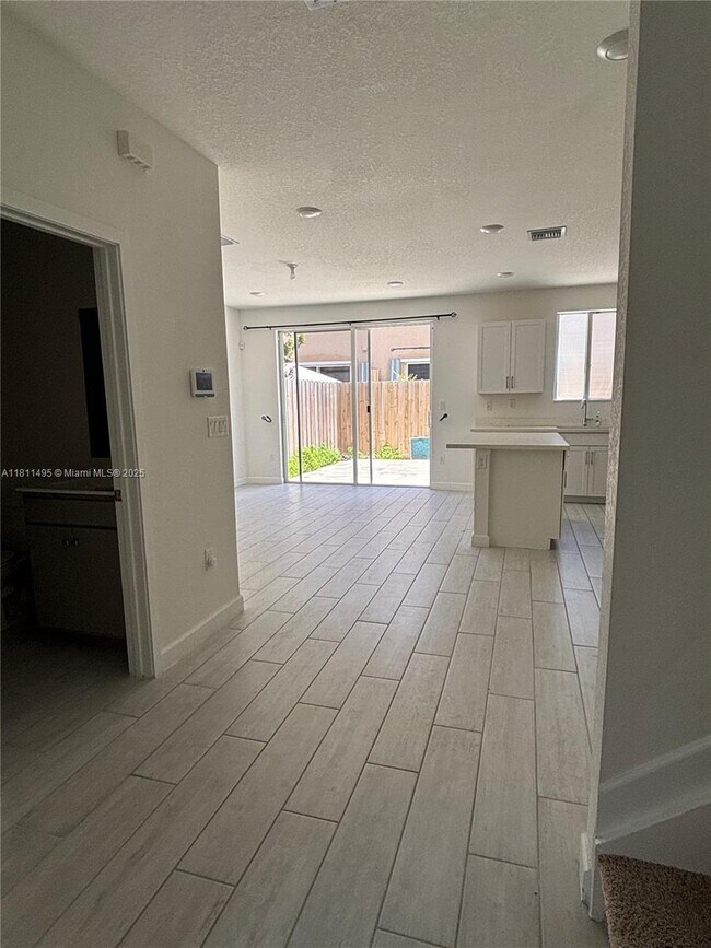 Foto del edificio - 2468 SE 10th St