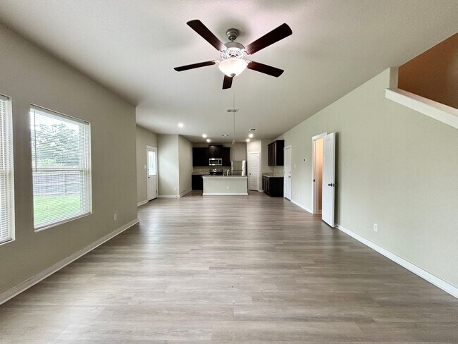Foto del edificio - Roomy 4 Bedroom Home with 3 Full Baths!