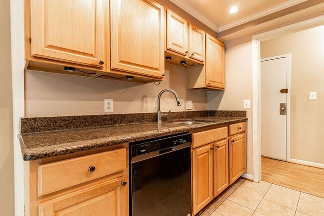 Building Photo - Renovated 3 Bedroom Condo in Reston!