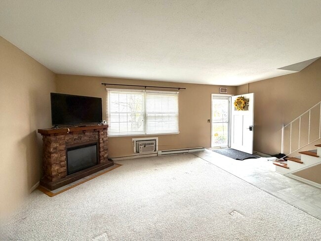 Building Photo - 38 Surrey Ln